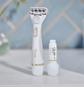 underarm care Venus Radiant Skin Pearl Powder Razor Starter Kit