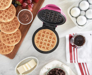 Dash XOXO Waffle Maker