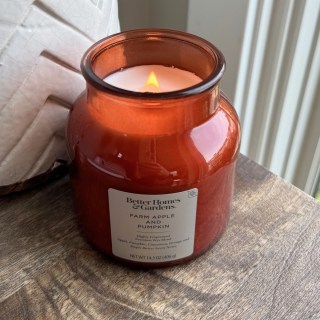 Scented candle with wooden wick