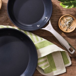 Le Creuset Essential Non-stick Ceramic Fry Pan