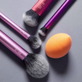 Real Techniques Makeup Brush Set with Sponge Blender for Eyeshadow, Foundation, Blush, and Concealer, Set of 5