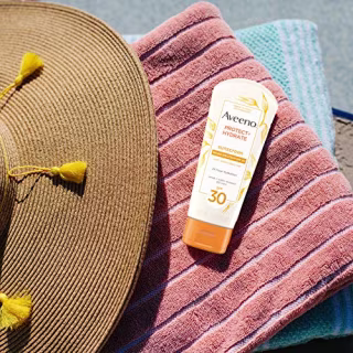Aveeno Protect + Hydrate Face-Moisturizing Sunscreen Lotion with Broad Spectrum SPF 30 &amp; Antioxidant Oat, Oil-Free, Lightweight, Sweat- &amp; Water-Resistant Sun Protection, Travel-Size, 3 oz