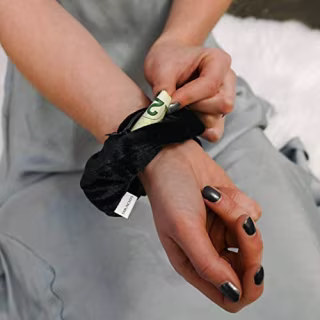 Smunchys Velvet Zipper Pocket Scrunchie