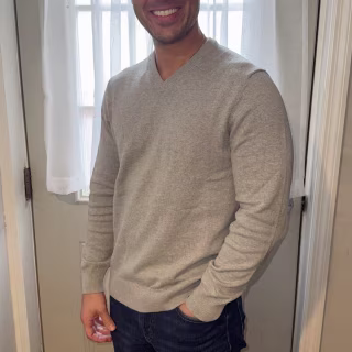 Amazon Essentials Men's V-Neck Pullover Sweater