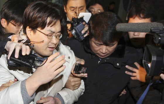 Blogger Park Dae-sung, who writes under the pseudonym Minerva, leaves a Seoul court