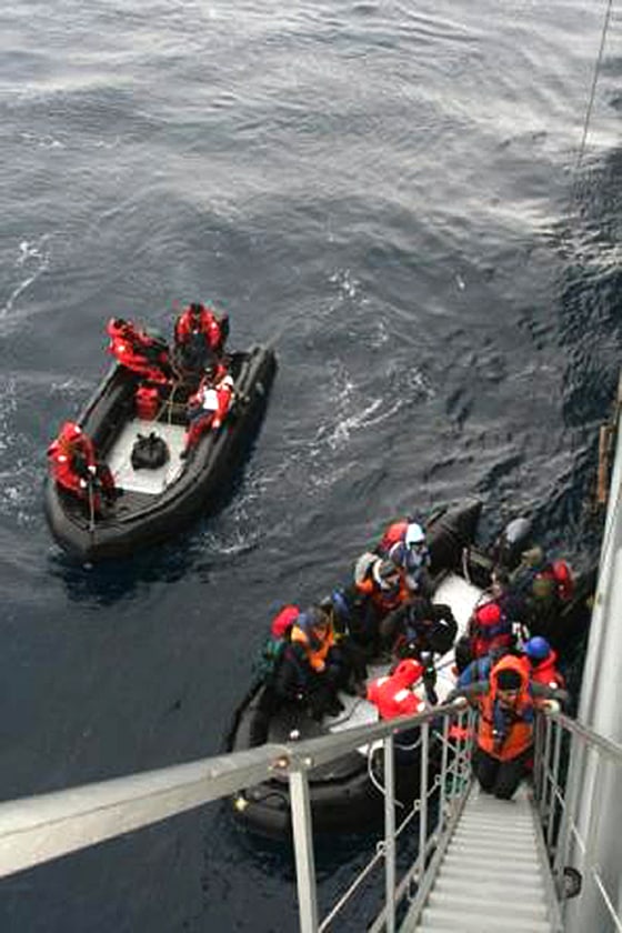 Image: Passengers rescued from a cruise ship