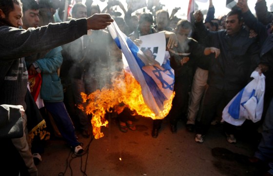 Image: Iraqi demonstrators burn the Israeli flag