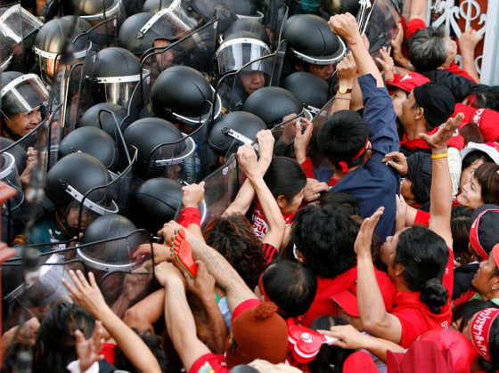 Image: Supporters of exiled ex-prime minister Thaksin Shinawatra rally at the Parliament