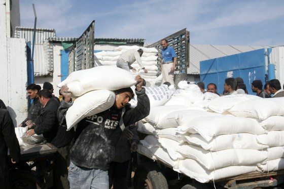 Image: Palestinians unload food aid from the United Nations in Gaza City