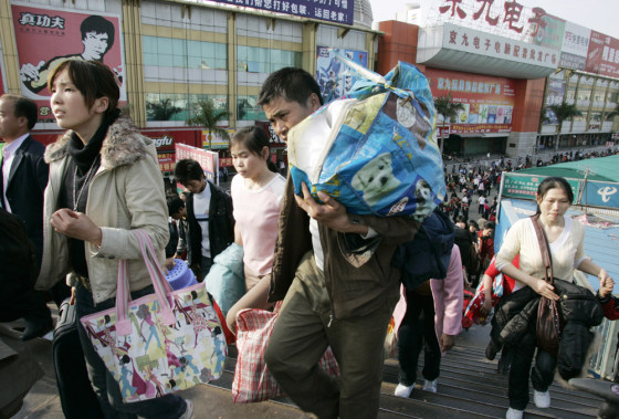 Image: Workers arriving at Dongguan East Railway Station