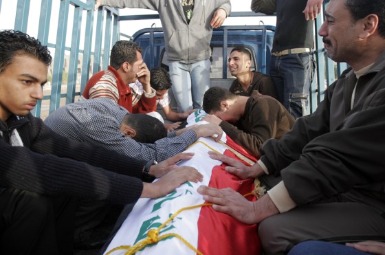 Image: Family members of Suhaib Adnan mourn over his coffin