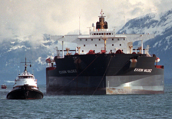 Image: Tugboats pull the crippled tanker Exxon Valdez