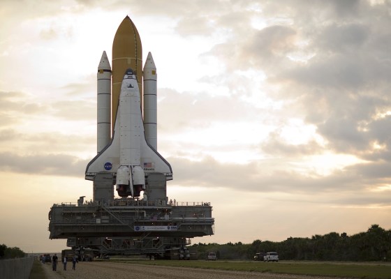 航空機・ヘリコプター NASA Space Shuttle Atlantis w/Crawler Blast - Space Shuttle Atlantis, mounted on a mobile launch