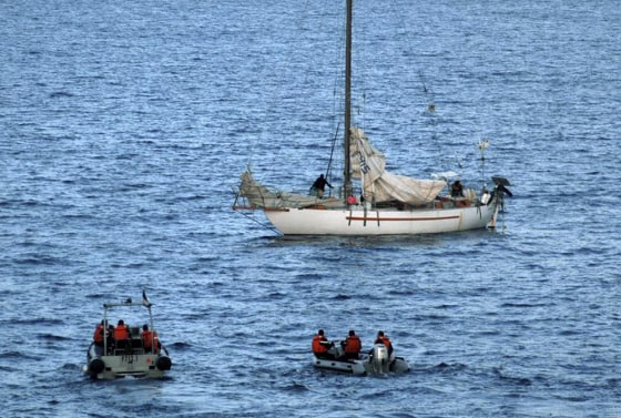 Image:French yacht Tanit seen during negotiations between the French navy and the pirates