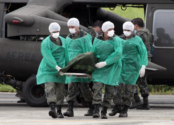 Image: Military of Brazilian Air Force carry recovered bodies