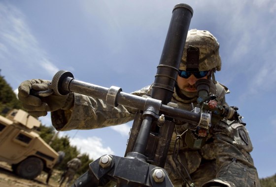 Image: U.S. soldier sets up a 60mm mortar near the Afghan-Pakistan border