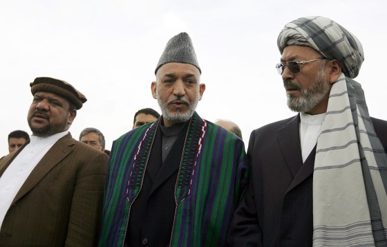 Image: Afghan President Hamid Karzai stands between his running mates