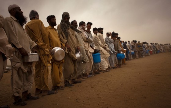 Image: Displaced people line up at the Chota Lahore refugee camp