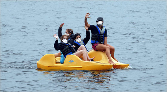Image: Campers wear swine flu masks