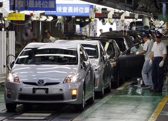 Image: newly assembled Prius cars at Toyota Tsutsumi Plant i