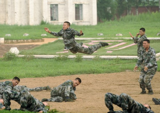 Image: Chinese soldiers show off fighting skills