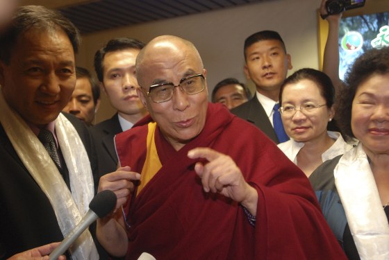 Image: The Dalai Lama arrives in Taiwan