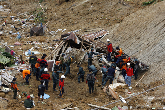 Image: Rescuers look for bodies of people buried in landslides caused by earthquake in a village in Pariaman