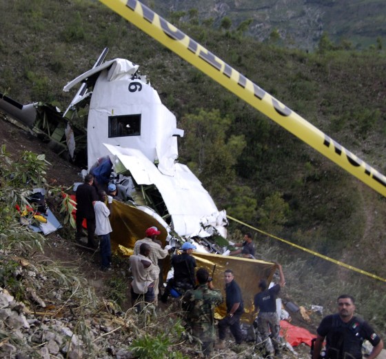 Image: U.N. peacekeepers and Haiti residents work together to remove the bodies of soldiers who died in a plane crash in Fonds-Verrettes