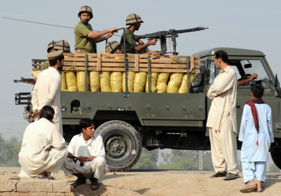 Image: Civilians fleeing from military operations against Taliban militants in South Waziristan