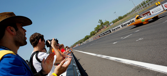 Image: Gelineau cheers his brother during a time trial in Darwin