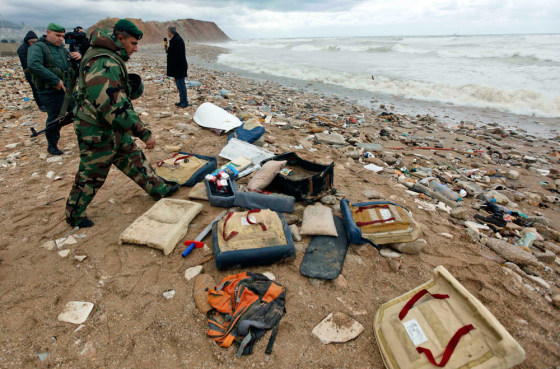 Image: Lebanese soldiers gather debris from plane crash