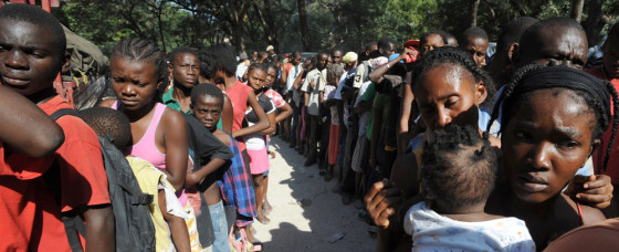 Image: Haitians queue for aid