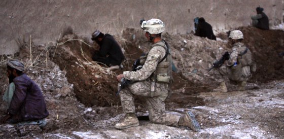 Image: U.S. soldiers detain captives