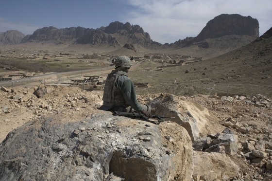 Image: A US soldier sits at a lookout in the Arghandab valley in Kandahar province, southern Afghanistan