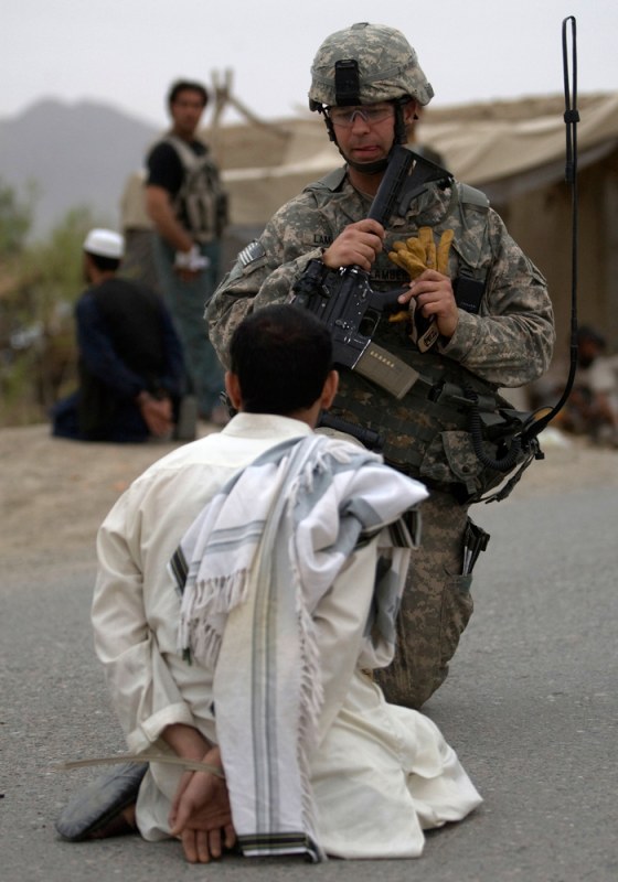 Image: U.S. soldier talks to detained Afghan man in the Arghandab valley in Kandahar province