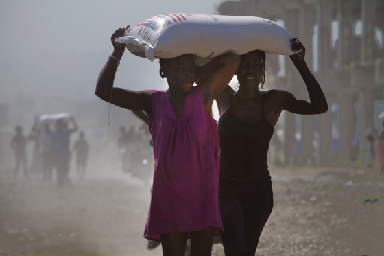 Image: Women carry rice