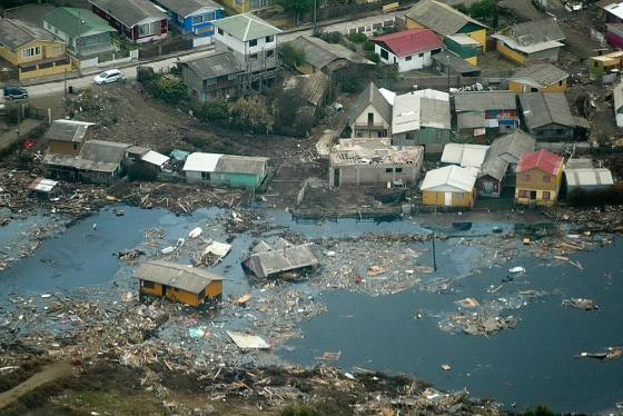 Image:Quake damaged homes are seen in Pelluhue, Chile