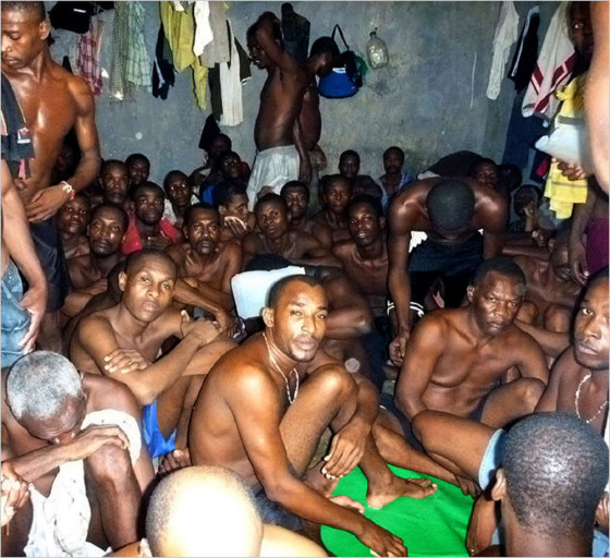 Image: Hatian prisoners in Les Cayes