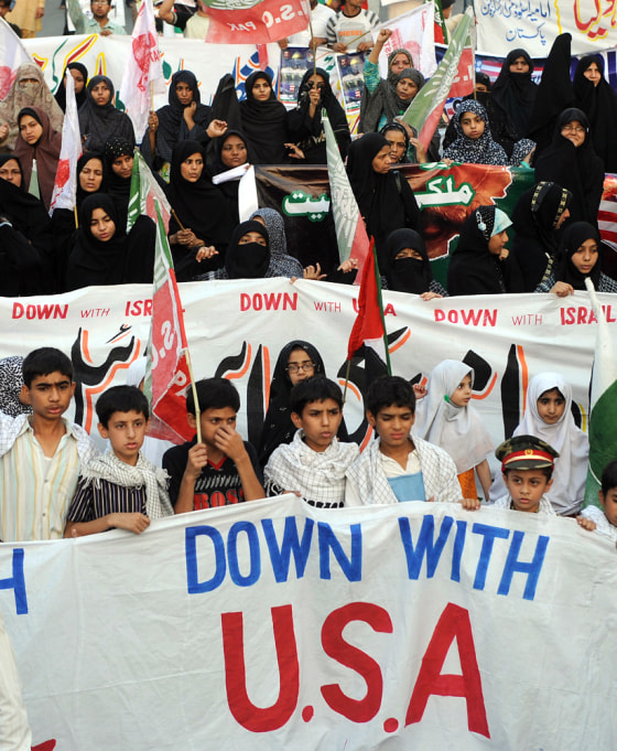 Image: Pakistani Shiite Muslims activists march during a demonstration in Lahore