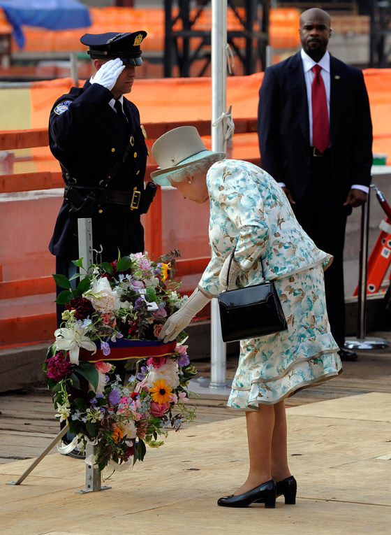 Image: Queen Elizabeth II of England lays a wreath as she pays tribute to the victims of the 9/11 attacks during a visit to Ground Zero