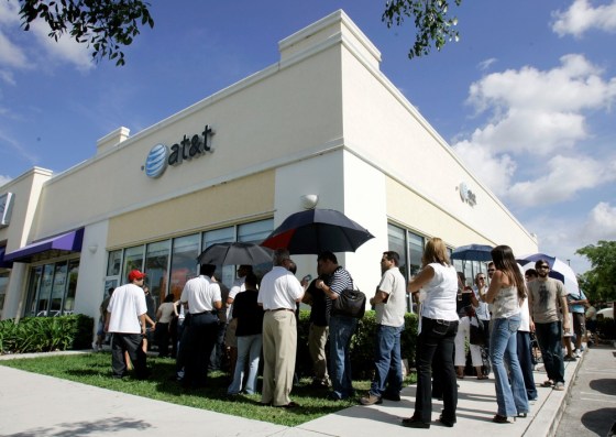 Image: Line of people at AT&T store