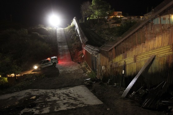 Image: Porous U.S.-Mexico Border Stretches Across Arizona