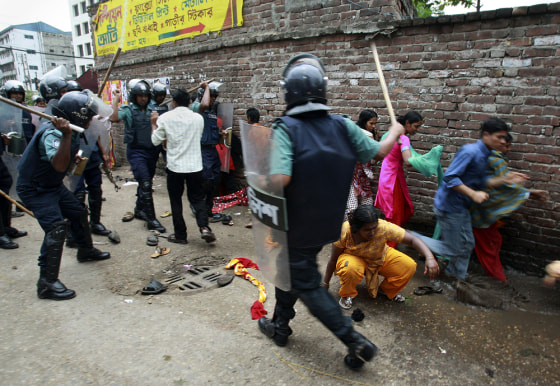Image: Protesters in Dhaka, Bangladesh