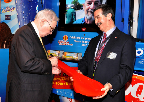 Image: Warren Buffett signs Dairy Queen spoon