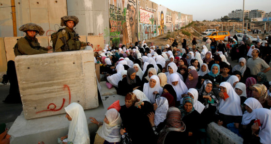 Image: Palestinians cross towards Jerusalem through Israel's Qalandiya checkpoint outside Ramallah