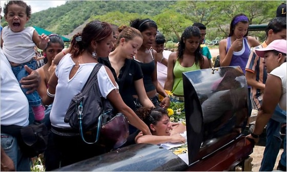 Image: Relatives mourn Yanil Cemeño in Caracas