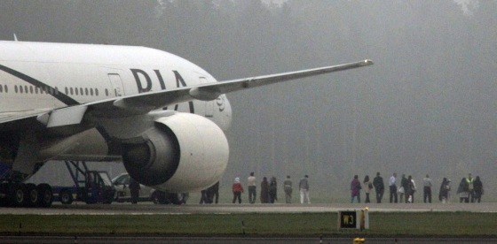 Image: Passengers are evacuated from a Pakistan Airlines jet which landed at Arlanda Airport near Stockholm following a bomb threat