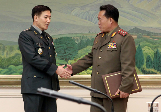 Image: South Korean Colonel Moon Sang-Kyun (L)