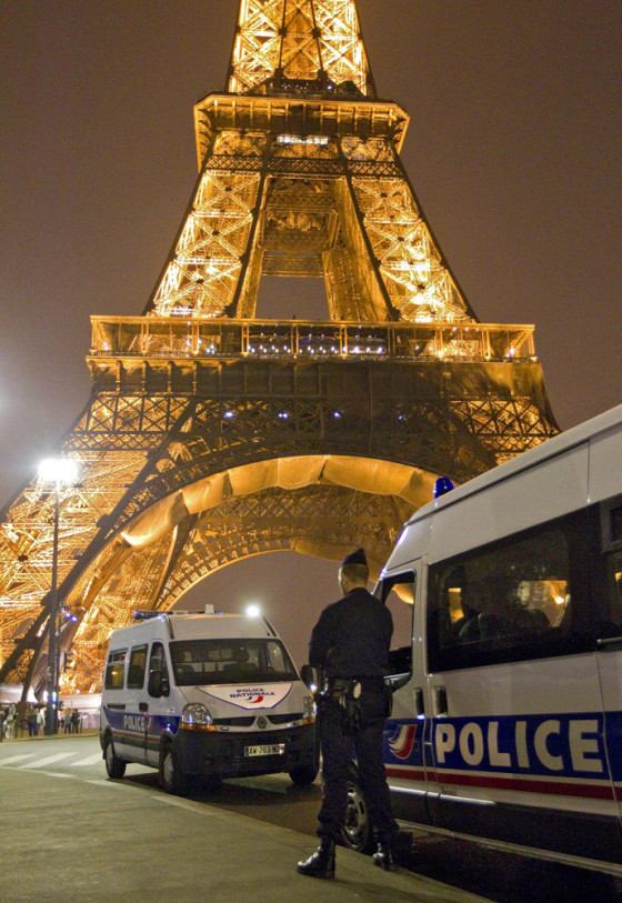 Image: Paris Eiffel Tower bomb alert