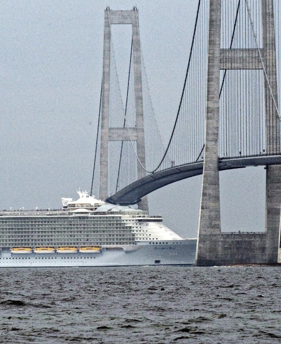 Image: Allure of the seas passes Danish waters